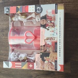 Fao schwarz Street chic fashionistas